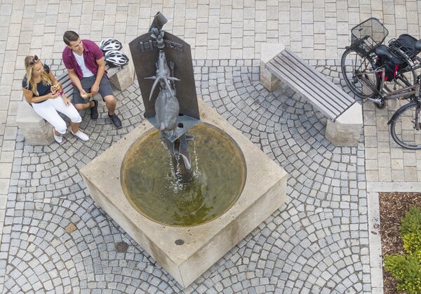 Bild vergr&ouml;&szlig;ern: Brunnen Rennertshofen Marktstra&szlig;e