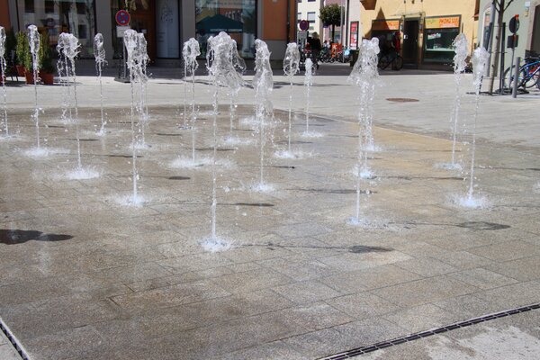 Bild vergr&ouml;&szlig;ern: Springbrunnen Lenbachplatz