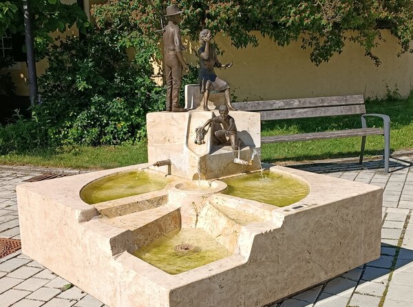 Bild vergr&ouml;&szlig;ern: Brunnen Dorfplatz Sandizell