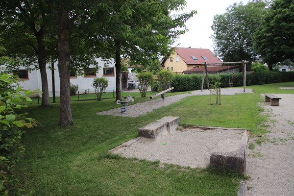 Bild vergr&ouml;&szlig;ern: Spielplatz Dorfplatz Obermaxfeld