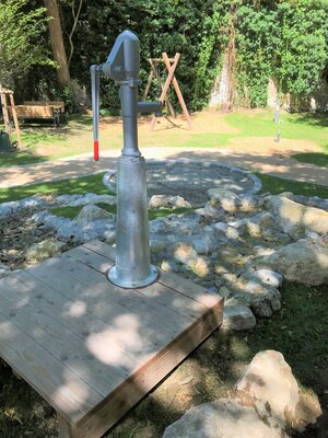 Bild vergr&ouml;&szlig;ern: Wasserpumpe Spielplatz Am Graben Neuburg