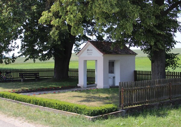 Bild vergr&ouml;&szlig;ern: Schattige Sitzbank Rennertshofen