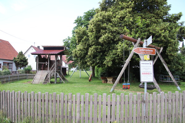 Bild vergr&ouml;&szlig;ern: Spielplatz H&uuml;tting